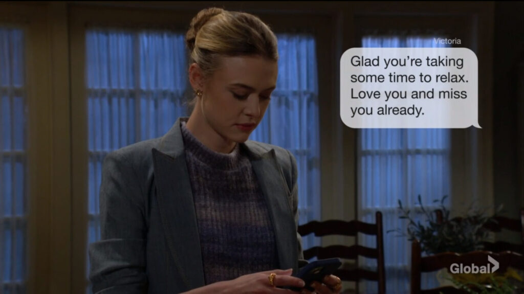 Claire reads a message from Victoria on Nikki's phone.